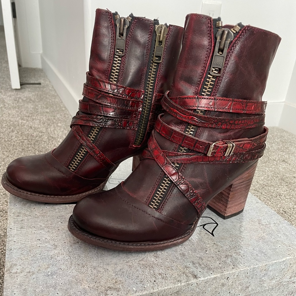 Women's Lace Up Boots - Burgundy
